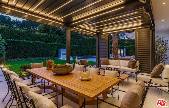 927 N Whittier Drive, Beverly Hills CA: https://media.crmls.org/mediaz/9aa9481e-ebeb-4476-adf6-69b42f2f9661.jpg