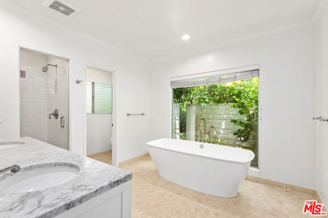 374 Homewood Road, Los Angeles CA: https://media.crmls.org/mediaz/9aa9afcf-7530-4f9b-b8b2-9f09af5c347f.jpg