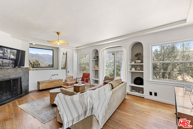 11320 Alethea Drive, Sunland CA: https://media.crmls.org/mediaz/9aaa71fe-7c27-4749-88ca-fed82c329552.jpg