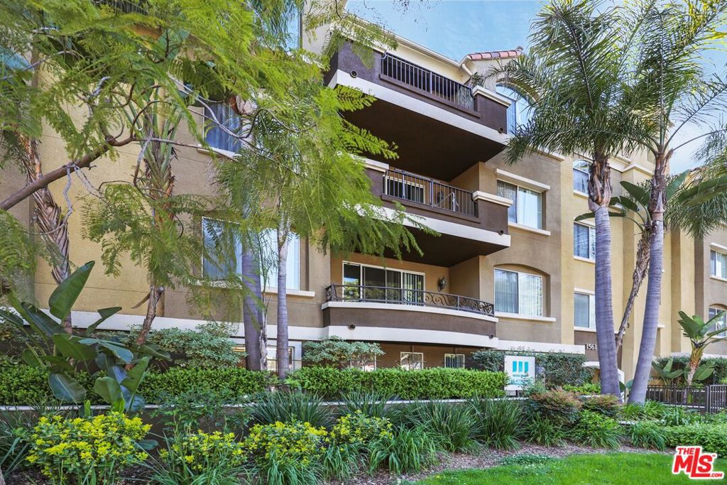 1561 S Barrington Avenue #111