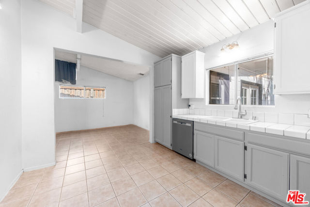 22027 Viscanio Road, Woodland Hills CA: https://media.crmls.org/mediaz/9aabc03e-b69f-4626-8339-5081ffce3e2e.jpg