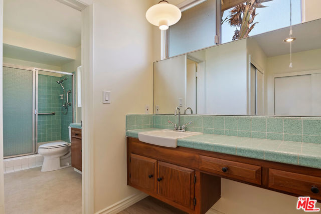 16840 Oak View Drive, Encino CA: https://media.crmls.org/mediaz/9aabf0ab-308b-4f50-b950-7cd394dd632f.jpg
