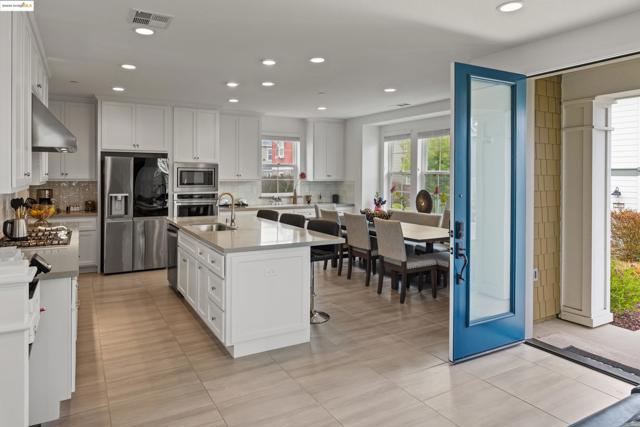 2810 Telegraph Blvd, Marina CA: https://media.crmls.org/mediaz/9aac6022-a9d3-47b5-976b-aff141b452a1.jpg