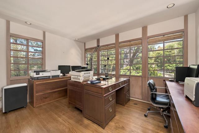 25 Toro Court, Portola Valley CA: https://media.crmls.org/mediaz/9aadb891-729b-46b1-8a72-3b48fbed00c6.jpg