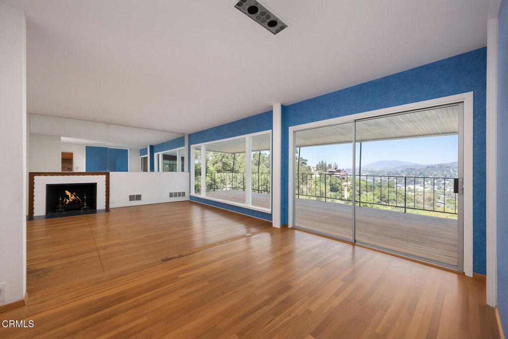 https://media.crmls.org/mediaz/9aaf2096-6133-4307-a53d-d6358de5b652.jpg?preset=X-Large
