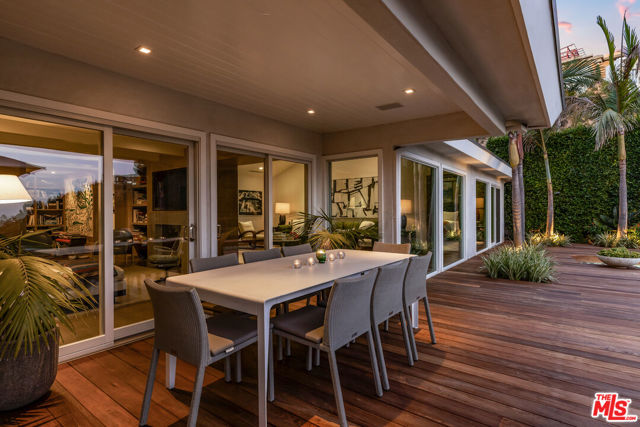 8814 Pinto Place, Los Angeles CA: https://media.crmls.org/mediaz/9aaf27ec-0720-4001-b072-991d861854ec.jpg