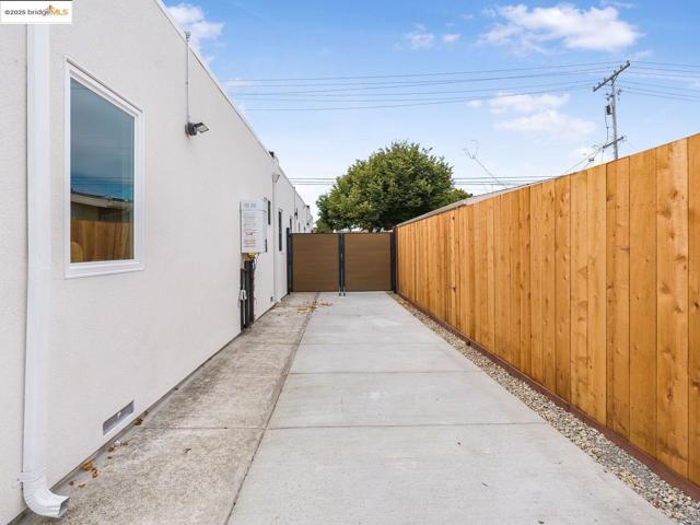 1415 10Th St, Berkeley CA: https://media.crmls.org/mediaz/9aaf29ab-1cab-4d36-8694-30ab4a7787f5.jpg