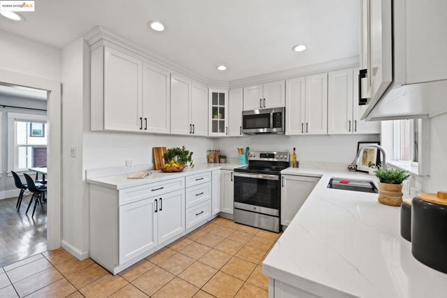 1547 68Th Ave, Oakland CA: https://media.crmls.org/mediaz/9aafe057-5ceb-4fb7-a95d-3adf44a10516.jpg