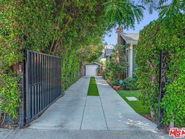 7024 De Longpre Avenue, Los Angeles CA: https://media.crmls.org/mediaz/9ab06c17-e690-420c-b71e-59fbbfdbc694.jpg