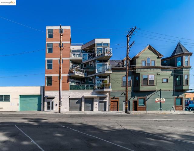 410 Webster St, Oakland CA: https://media.crmls.org/mediaz/9ab17091-dd6e-4811-bb2b-199f18ffc2fe.jpg