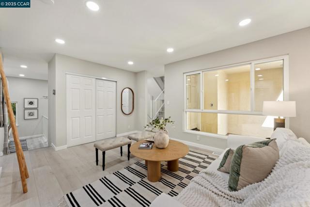332 Kinross Dr, Walnut Creek CA: https://media.crmls.org/mediaz/9ab248de-8e7c-4be3-9ba5-9965c4b8f3e8.jpg