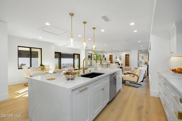 1324 La Granada Drive, Thousand Oaks CA: https://media.crmls.org/mediaz/9ab2497f-e934-48f1-a6bb-e63d04dd9450.jpg