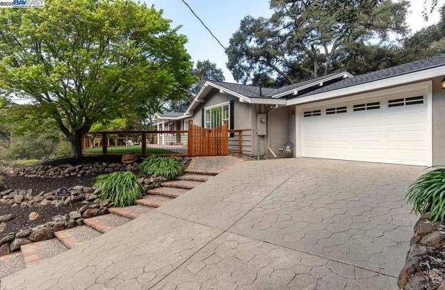 10 Easton Ct, Orinda CA: https://media.crmls.org/mediaz/9ab29564-411a-43c3-97bb-6b1cfddcac20.jpg