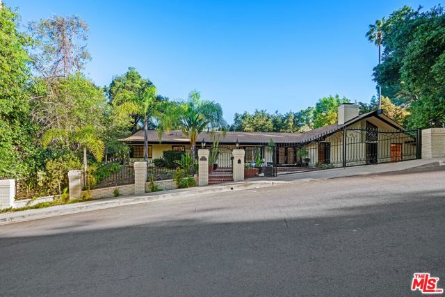 17449 Sumiya Drive, Encino CA: https://media.crmls.org/mediaz/9ab2f8e2-38e0-4cec-a2b7-2f00c392ad21.jpg
