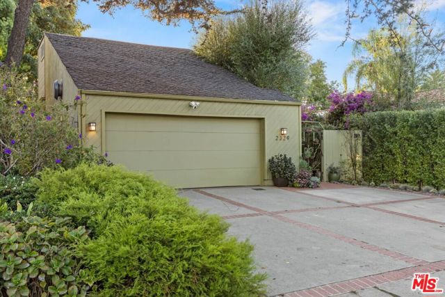 2329 Manning Avenue, Los Angeles CA: https://media.crmls.org/mediaz/9ab346f8-44fd-465c-88dc-297e205dabd3.jpg