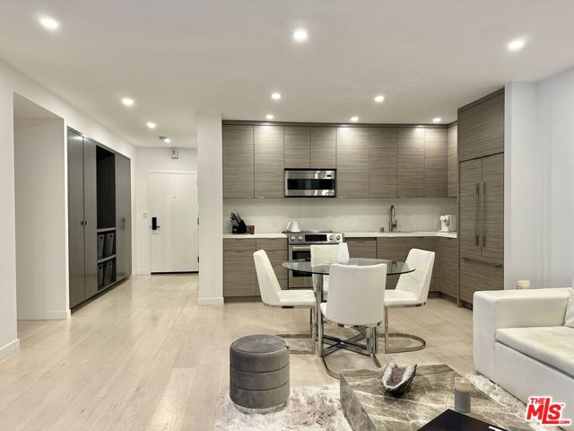 999 N Doheny Drive, West Hollywood CA: https://media.crmls.org/mediaz/9ab3e5e5-2d8c-499e-b52a-5ba3cab6448b.jpg