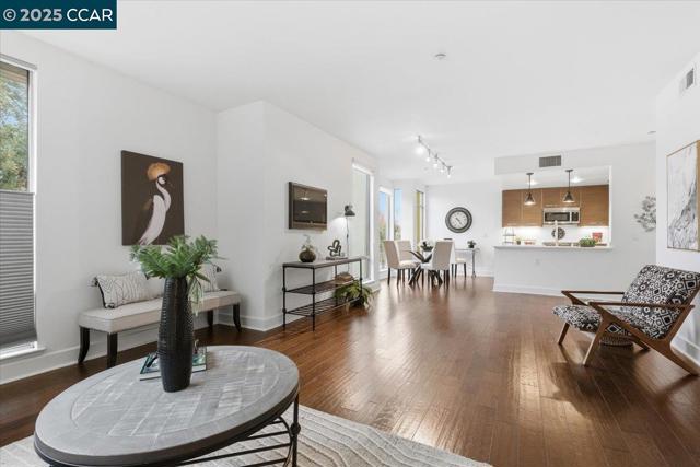 555 Ygnacio Valley Rd, Walnut Creek CA: https://media.crmls.org/mediaz/9ab426a2-4c1f-4db0-ac9e-da2253d6d7a0.jpg