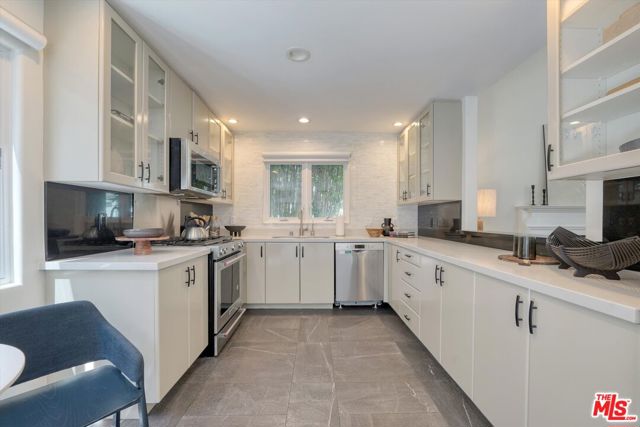 833 17th Street, Santa Monica CA: https://media.crmls.org/mediaz/9ab4a603-d95f-4f05-bb44-02585e52d528.jpg