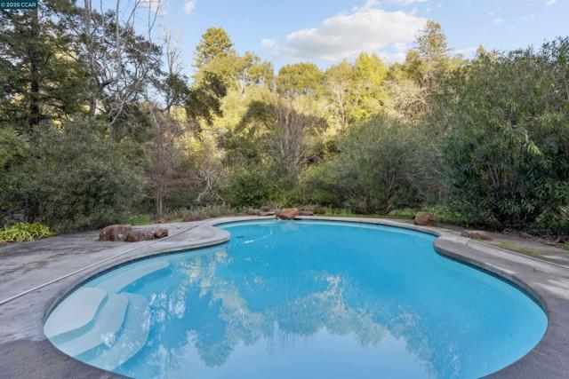 35 Tiger Tail Court, Orinda CA: https://media.crmls.org/mediaz/9ab59151-5b31-482c-bd5f-3388095cbcf4.jpg