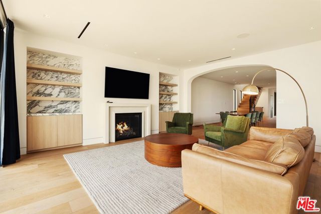 2205 Ocean Front Walk, Venice CA: https://media.crmls.org/mediaz/9ab59ad1-ae0e-4d02-918f-5eb6bbf48a07.jpg