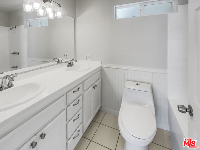 8846 Noble Avenue photo 5