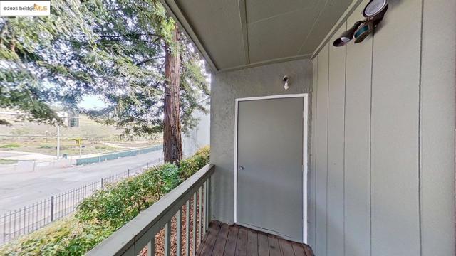 8711 Mountain Blvd, Oakland CA: https://media.crmls.org/mediaz/9ab77c0d-81e3-4097-8c37-ca5532894db2.jpg