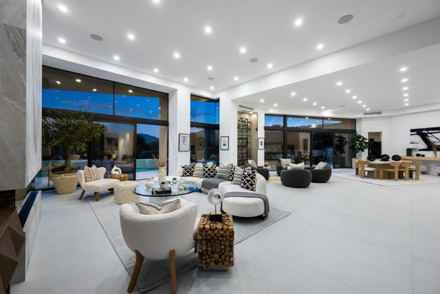 160 Kiva Drive, Palm Desert CA: https://media.crmls.org/mediaz/9ab7c36d-6312-4851-b46f-f073470ede40.jpg
