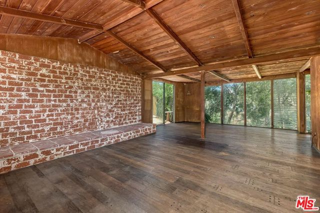 8305 Yuma Place, Los Angeles CA: https://media.crmls.org/mediaz/9ab81954-3d74-4014-a763-b8063458c811.jpg