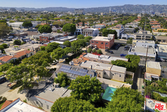 426 S Swall Drive, Beverly Hills CA: https://media.crmls.org/mediaz/9ab8f96b-d16c-4b2c-8bff-1a29e0f6261d.jpg