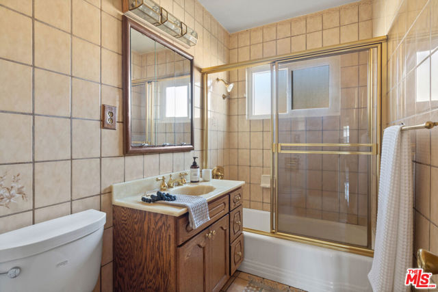 4242 Grand View Boulevard, Los Angeles CA: https://media.crmls.org/mediaz/9ab91a2c-5d0f-4612-8440-ed60daead4dc.jpg