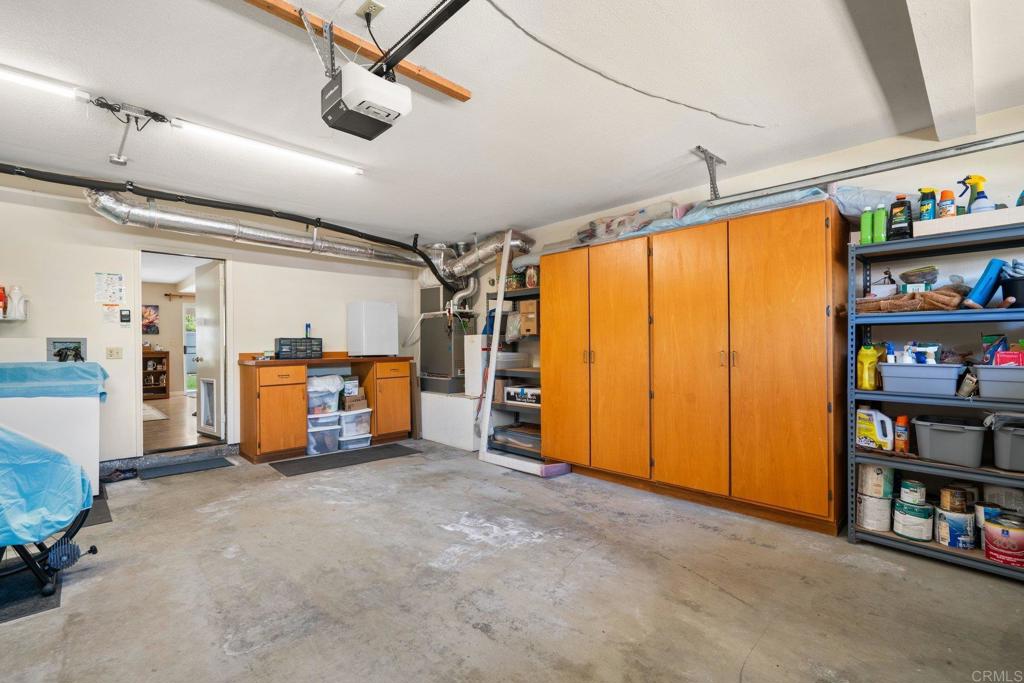 https://media.crmls.org/mediaz/9aba5c8f-5d38-4eb1-8060-7eae2cb743f1.jpg?preset=X-Large