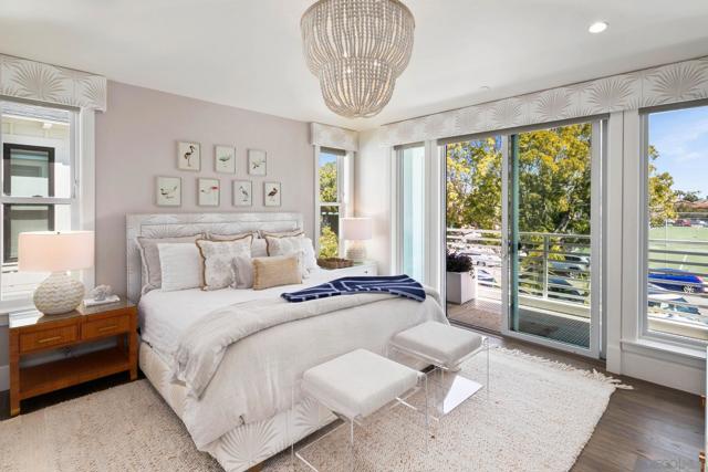 552 G Avenue, Coronado CA: https://media.crmls.org/mediaz/9abaafb8-5f23-4deb-9910-3d32bb04ac67.jpg