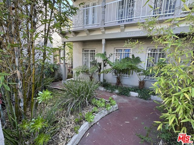 4010 W Adams Boulevard, Los Angeles CA: https://media.crmls.org/mediaz/9abae6d7-224a-4f48-a612-76cb7c6367a4.jpg