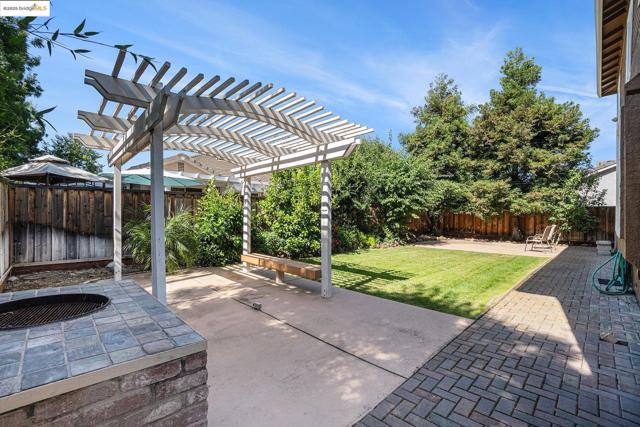 1139 Jordan Ct, Brentwood CA: https://media.crmls.org/mediaz/9abbc4f3-fcc2-4ffa-8645-81d5e9797f23.jpg