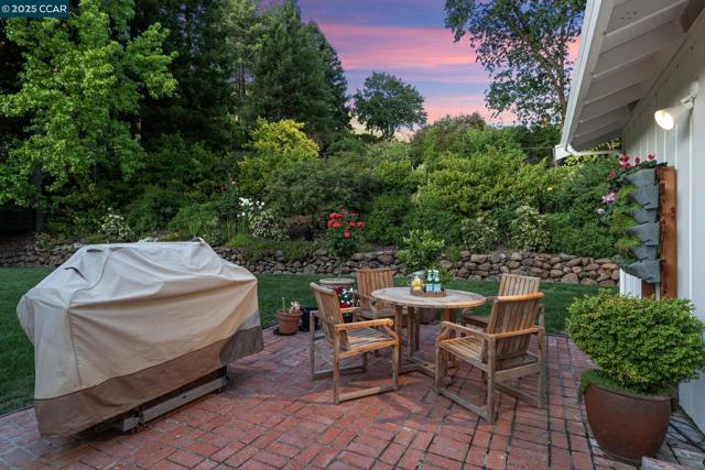 120 Heritage Oaks Pl, Alamo CA: https://media.crmls.org/mediaz/9abc682e-50f7-44d7-88f9-8fa33a1530c7.jpg