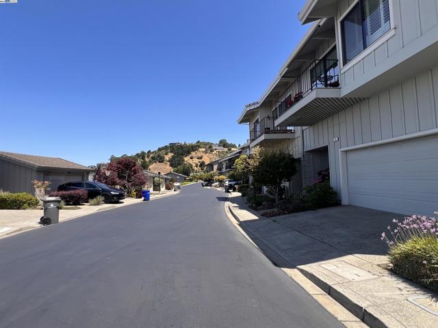 37 Binnacle Hl, Oakland CA: https://media.crmls.org/mediaz/9abd9dc7-1c14-4c8e-817a-971952151442.jpg