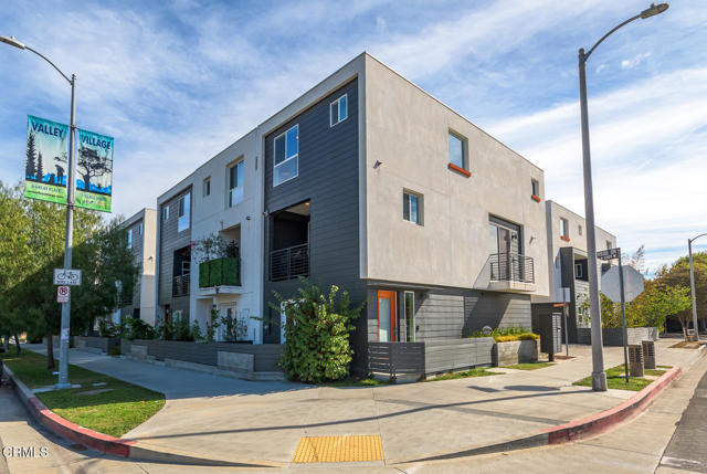11594 Riverside Drive, North Hollywood CA: https://media.crmls.org/mediaz/9abda0ec-7d08-4106-83e4-bd3cbd55f795.jpg
