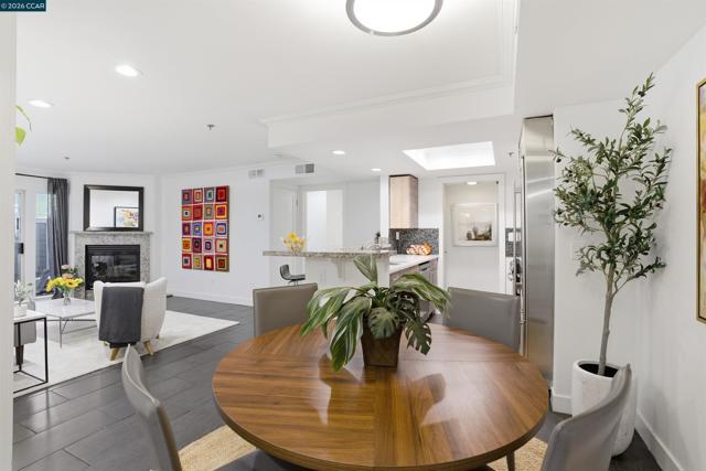 2560 Oak Rd, Walnut Creek CA: https://media.crmls.org/mediaz/9abe25b7-0f90-48e9-b3ce-bbbb3ea2eed1.jpg