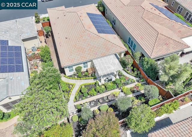 1746 Veneto Ln, Brentwood CA: https://media.crmls.org/mediaz/9abfc6dc-2523-4d30-ab66-3b21778c5af3.jpg