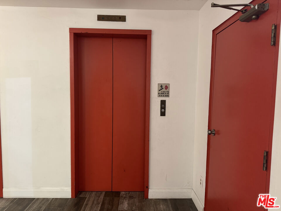 https://media.crmls.org/mediaz/9ac02afc-53b4-4fd9-9853-17a8e209f0bc.jpg?preset=X-Large