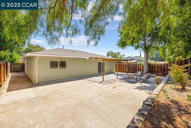 2087 Brook St, Concord CA: https://media.crmls.org/mediaz/9ac15d6b-9ce4-4641-af94-065a17698e9d.jpg