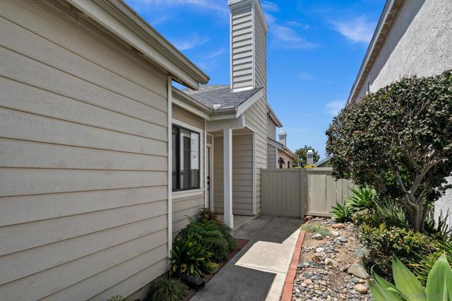 802 Spindrift Ln, Carlsbad CA: https://media.crmls.org/mediaz/9ac1bf74-2a17-4ea8-b28d-9d6af0e40df7.jpg