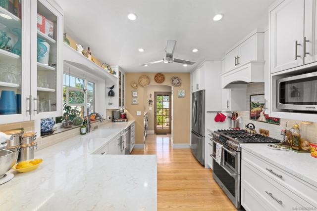 625 4th Street, Coronado CA: https://media.crmls.org/mediaz/9ac1c3e0-db8b-4a44-962f-71a3e6a81818.jpg