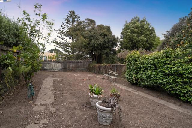 658 30Th Ave, San Francisco CA: https://media.crmls.org/mediaz/9ac3e9a2-9e5b-4668-a050-257319cd8b23.jpg