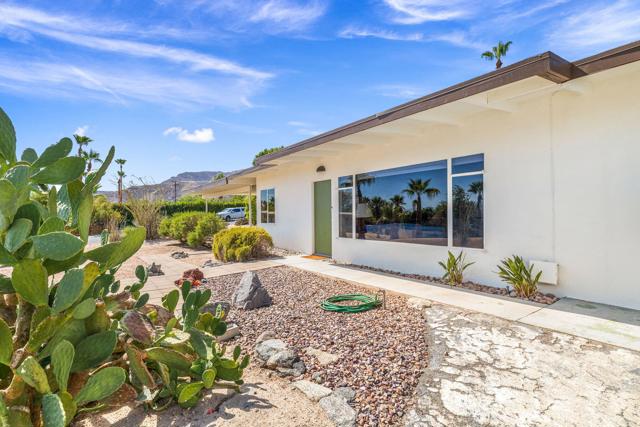 68079 Vista Del Valle, Cathedral City CA: https://media.crmls.org/mediaz/9ac42368-d8e3-4a0c-86cc-00c4718e355c.jpg