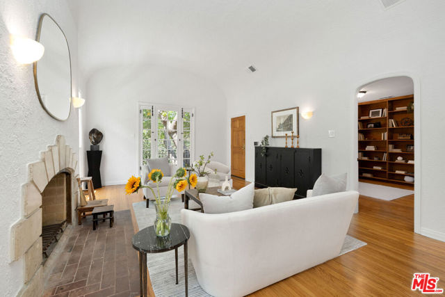 2004 Vine Street, Los Angeles CA: https://media.crmls.org/mediaz/9ac46005-9366-4188-b9a5-b12dd9d9d3c1.jpg