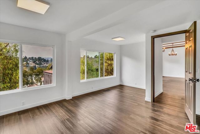 1915 Apex Avenue, Los Angeles CA: https://media.crmls.org/mediaz/9ac59fdf-c888-4e81-adca-81f615c8089c.jpg