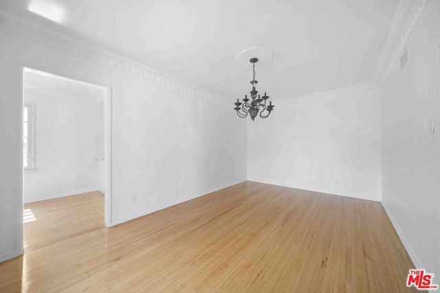 865 S Lucerne Boulevard, Los Angeles CA: https://media.crmls.org/mediaz/9ac62ed8-a0b6-415b-91d8-428bdf13c04b.jpg