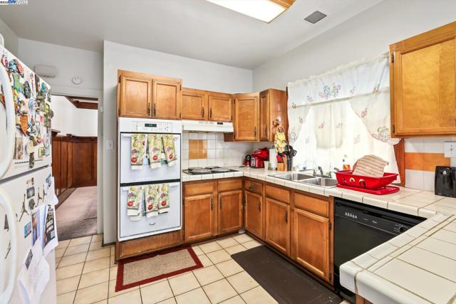 835 Apgar St, Oakland CA: https://media.crmls.org/mediaz/9ac712f5-ef49-44bb-b802-a9efabfab750.jpg
