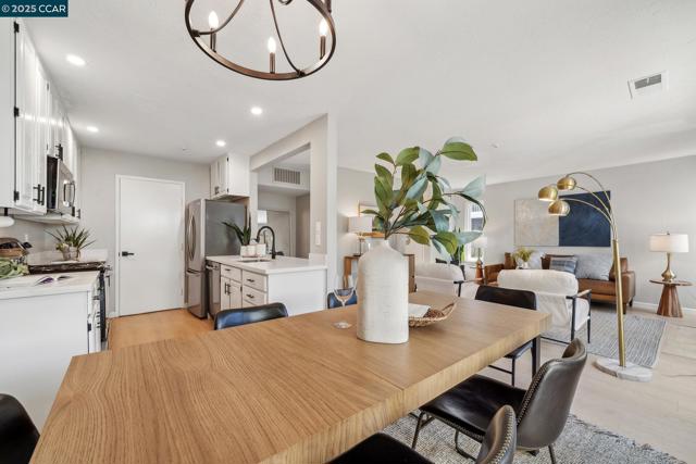 250 Ashley Circle, Danville CA: https://media.crmls.org/mediaz/9ac7af61-a913-4da3-aa40-9a1ccc8dd970.jpg
